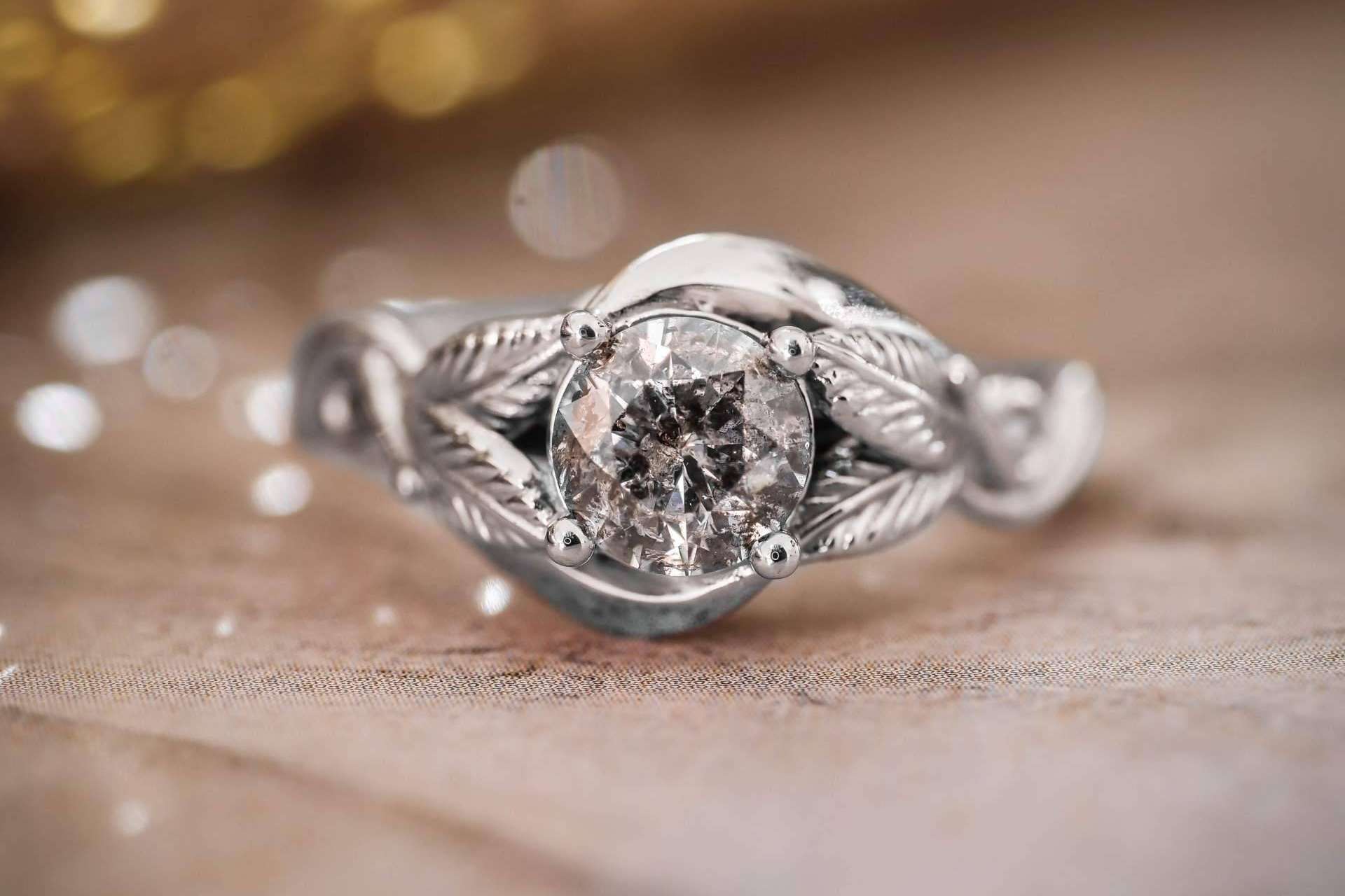 Eden Garden Jewelry, la compañía familiar que elabora anillos de compromiso a personas de todo el mundo