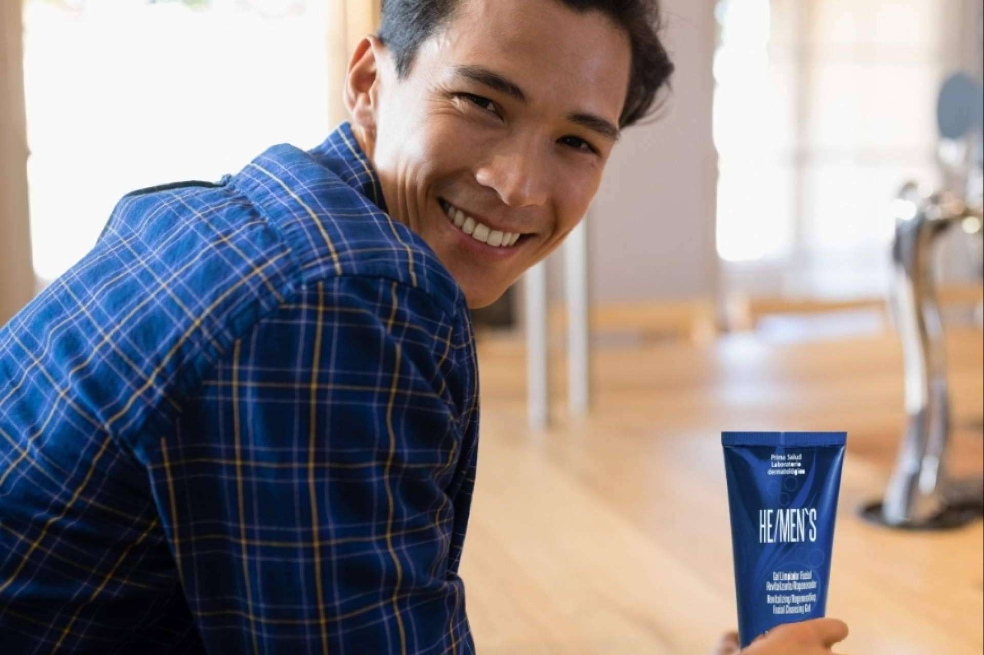 Revitalización y regeneracióin del cutis masculino con el gel limpiador facial HE/Men’s, de PrimaSalud