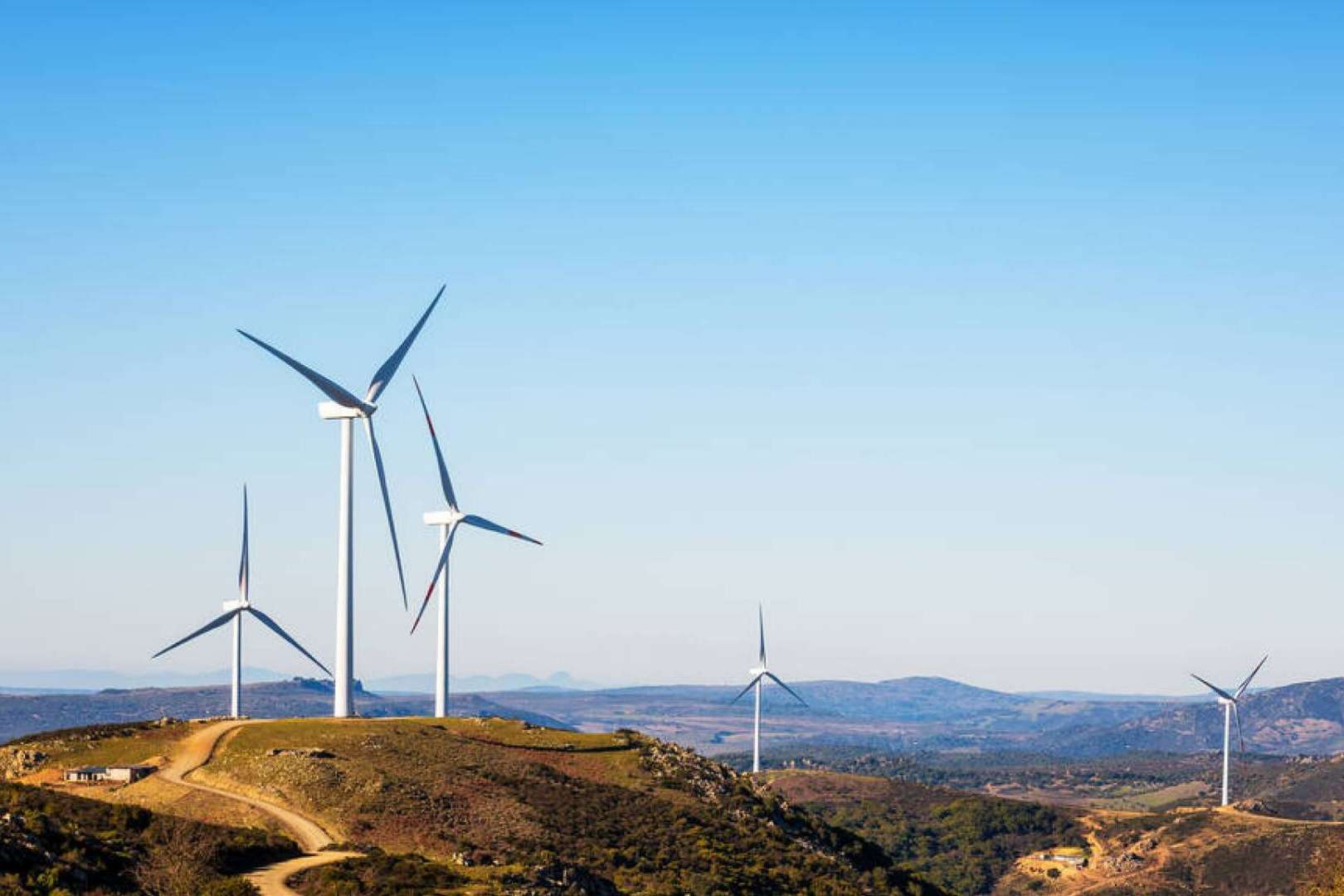 ¿Por qué es importante mejorar la eficiencia energética en hogares y negocios?