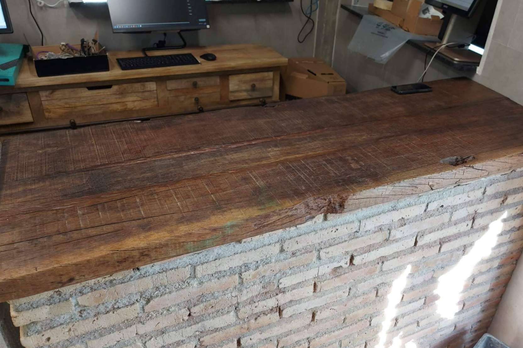 Los trucos para darle un toque único a la decoración de un restaurante con mostradores de madera de olivo
