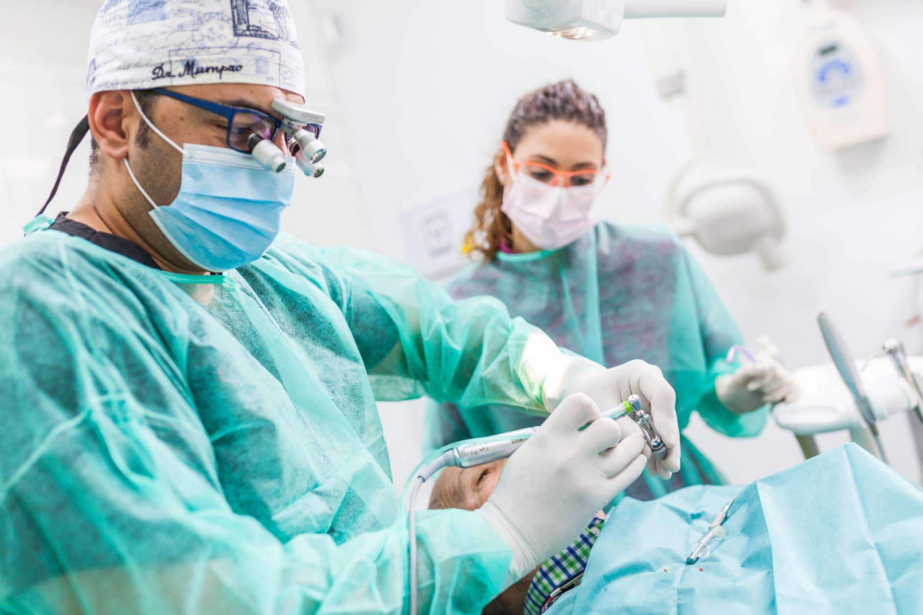 Dental Implantologie ofrece atención personalizada y profesional en servicios de implantes dentales