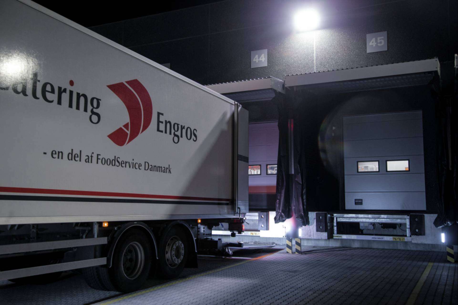 Las características de las puertas industriales para el sector logístico