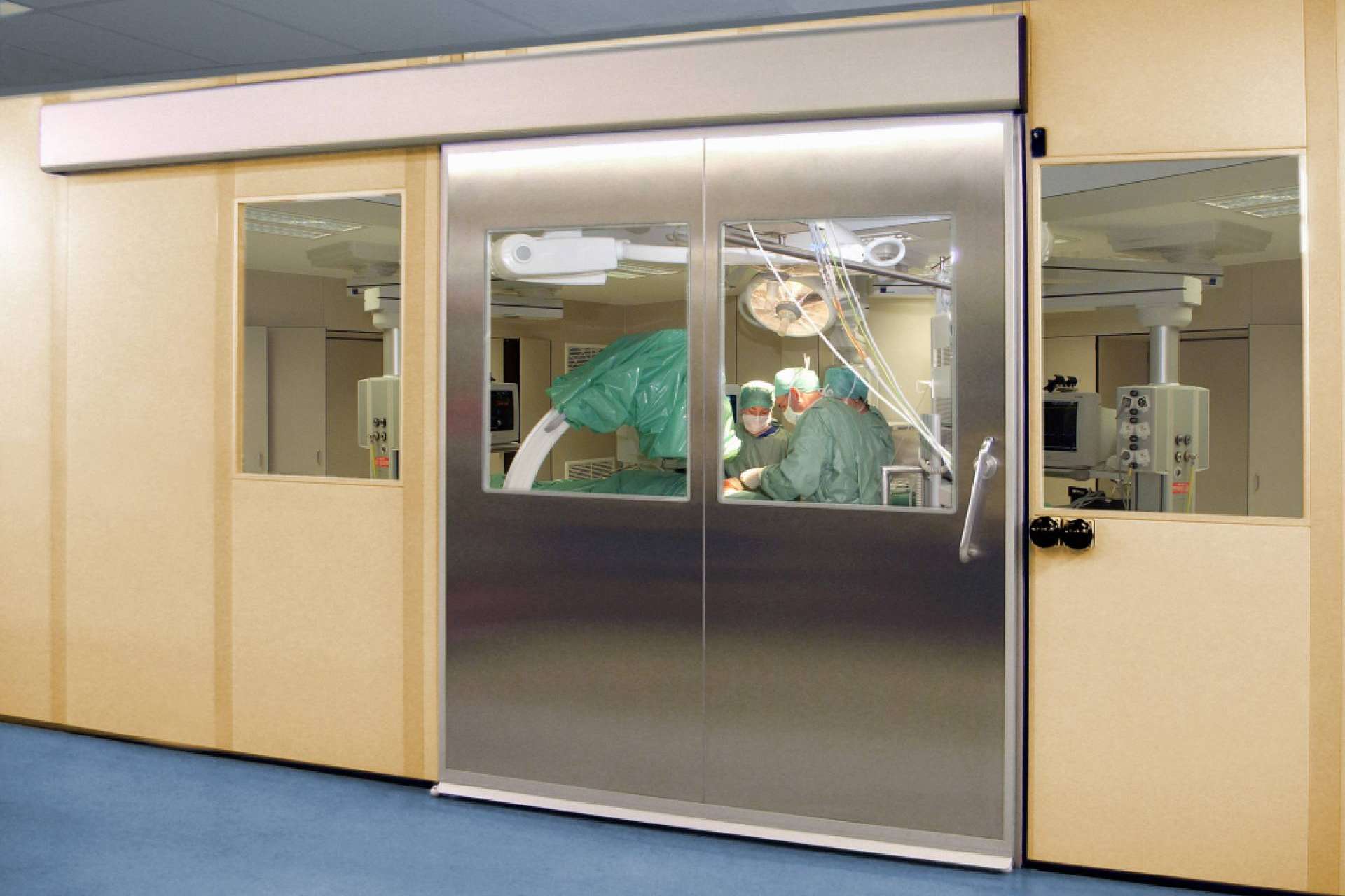 ASSA ABLOY ofrece puertas automáticas, peatonales e industriales para el sector sanitario