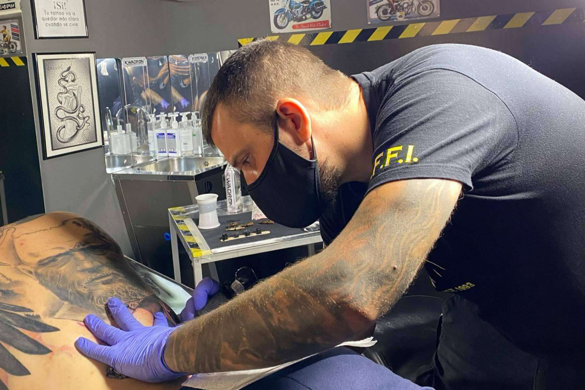 ¿Cómo se deben cuidar los tatuajes en verano?