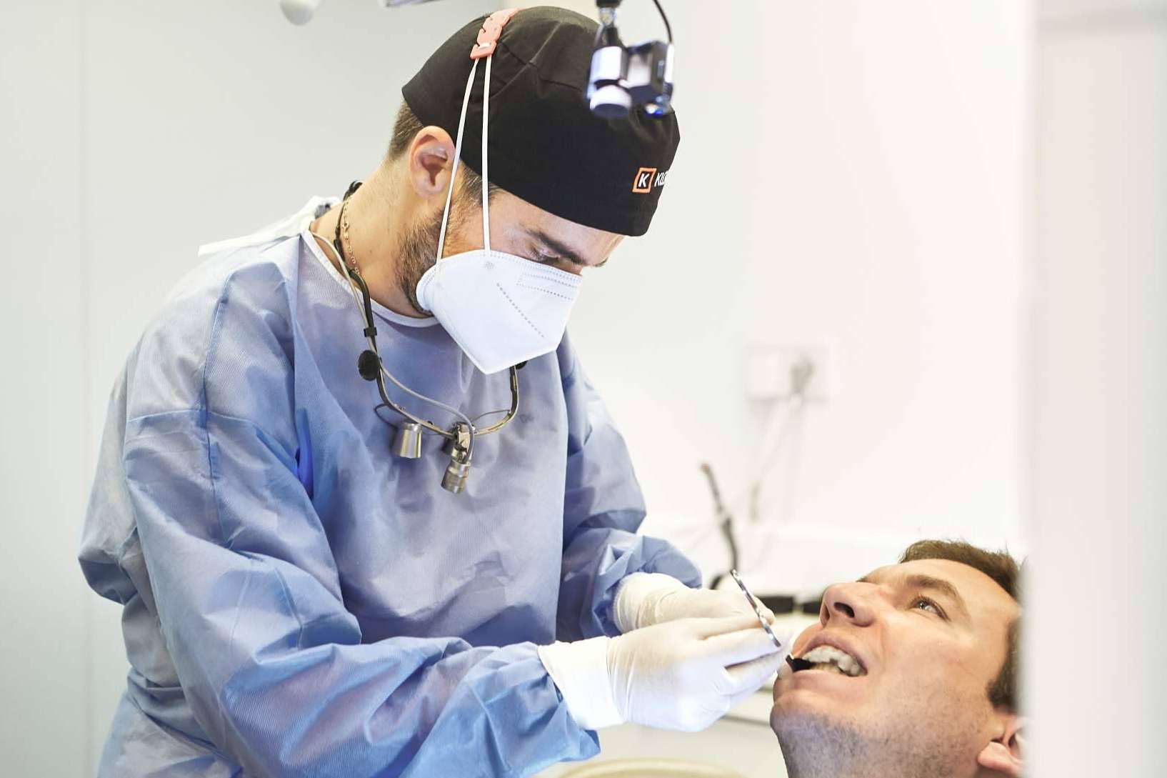 El blanqueamiento dental con luz LED que garantiza una sonrisa hasta 8 tonos más blanca en solo 45 minutos