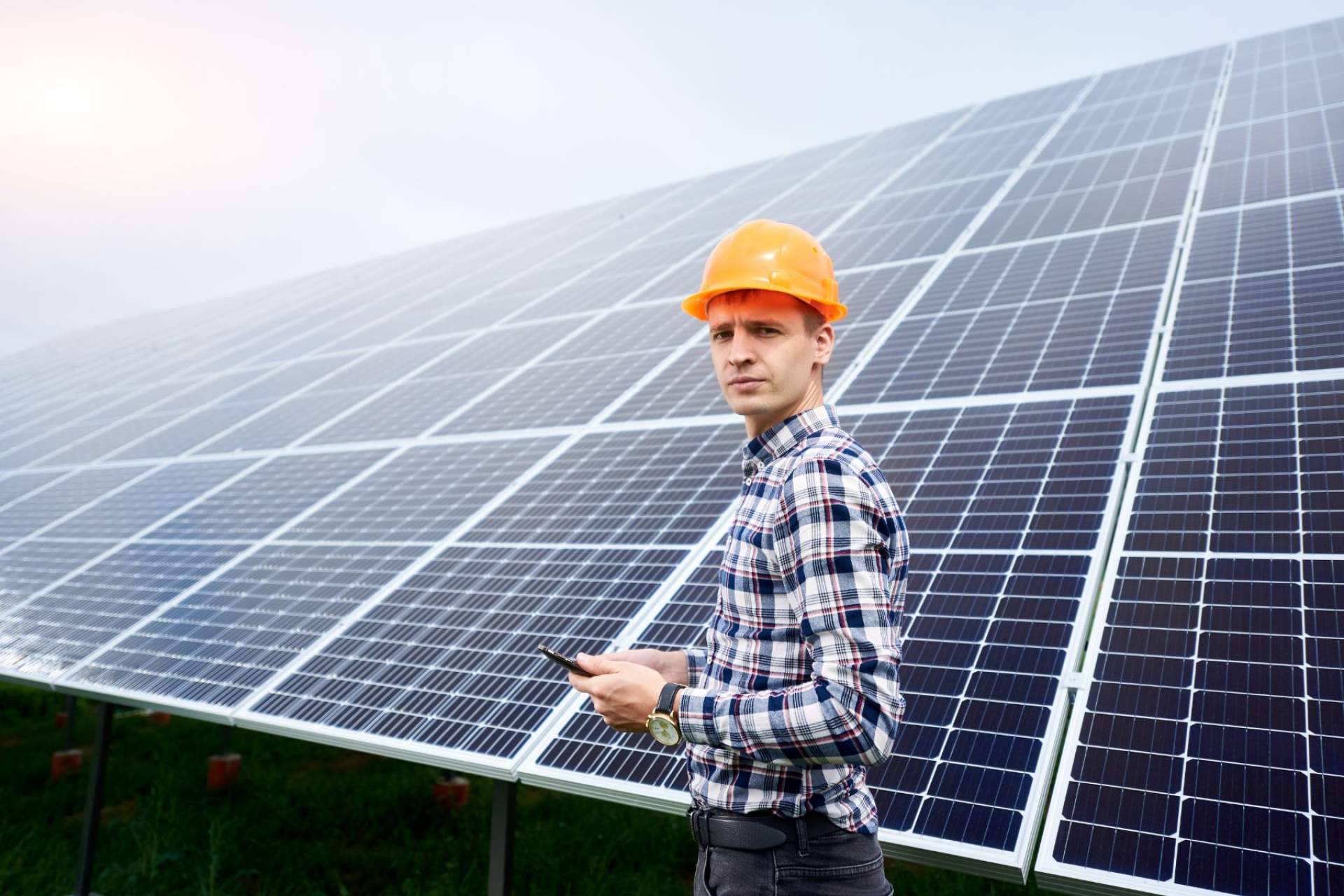 Beneficios de instalar placas solares en naves industriales
