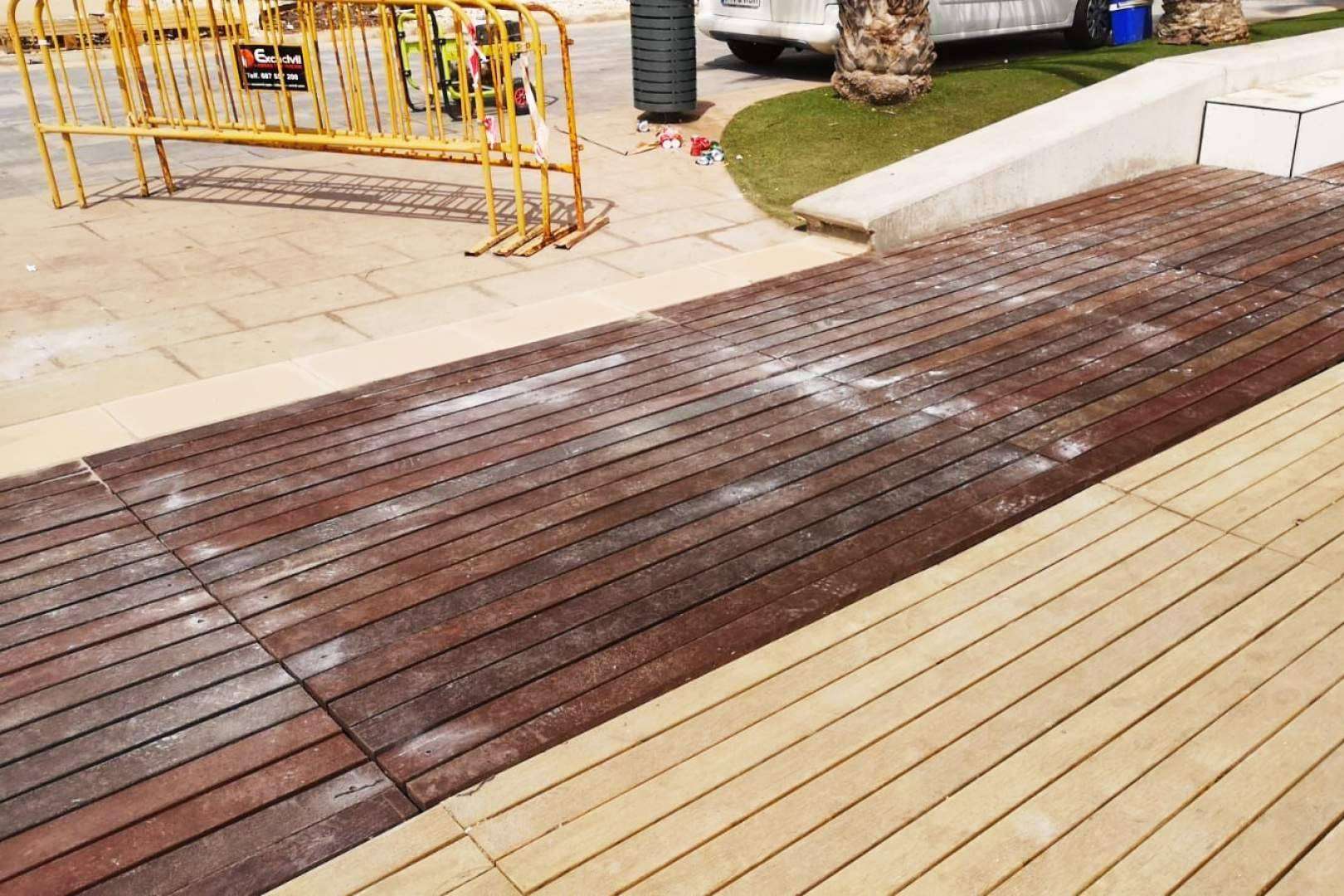 Suministro e instalación de pasarelas de playa de plástico reciclado por Abadecom