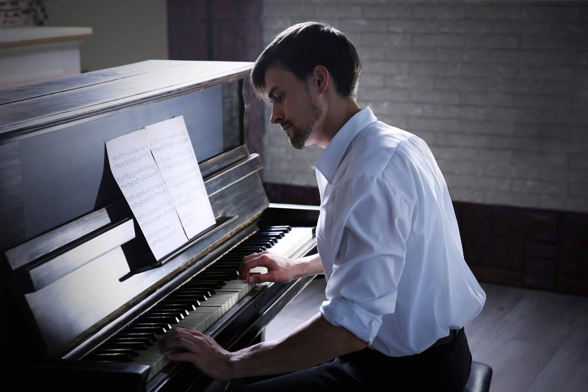 Descubrir los beneficios de tocar el piano con clases particulares