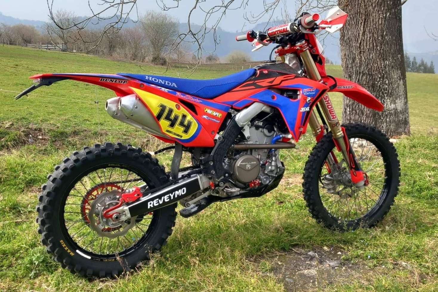ADHESIVOSEMBARRADOS incluye en su catálogo nuevos modelos de pegatinas para moto