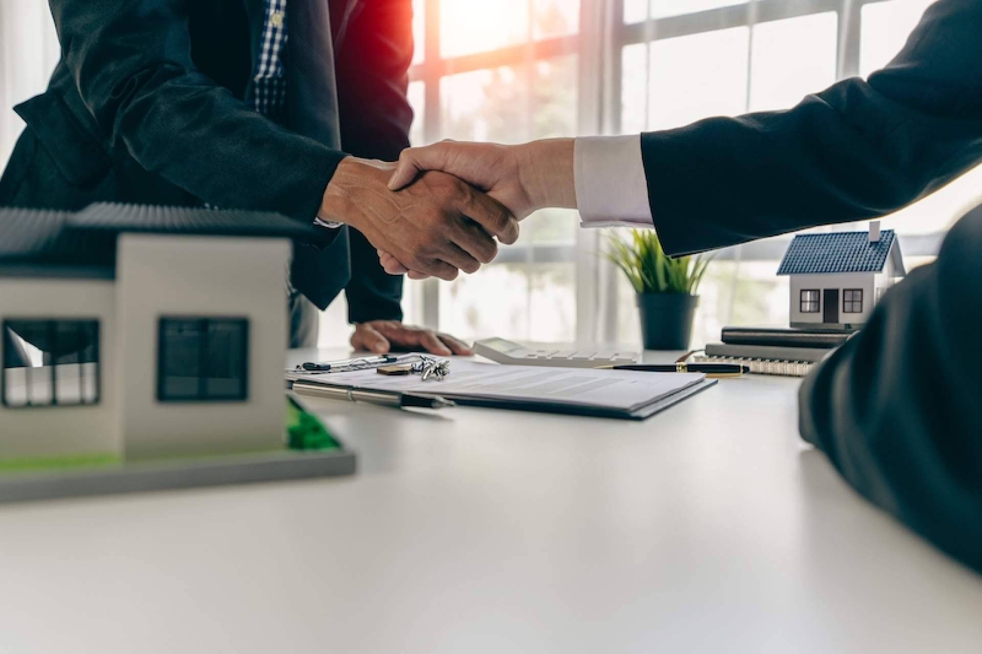 Fondos de inversión vs. inversiones inmobiliarias, ¿cuál es mejor para el cliente?