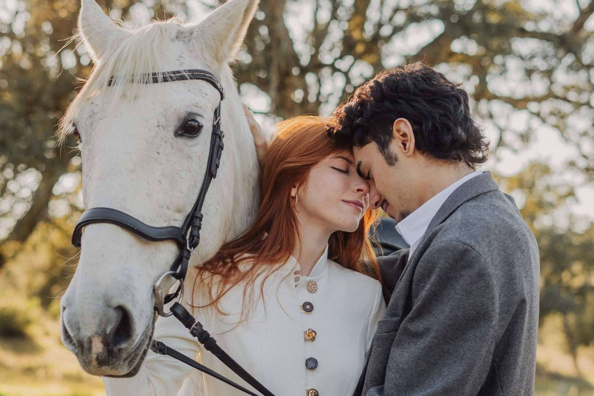 Decirle sí al frío con estilo; Unas de las mejores capas y abrigos para novias deValérie Moreau