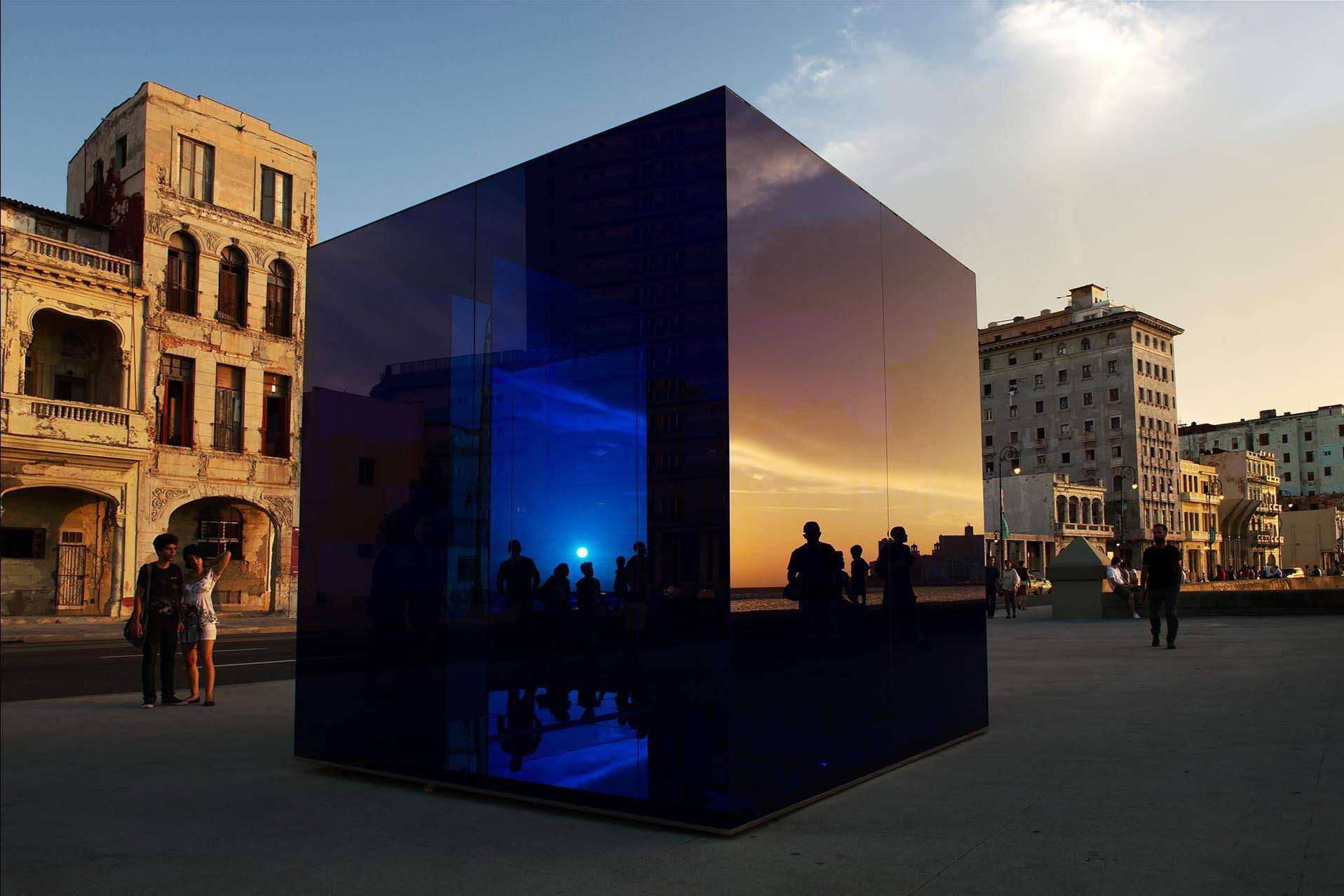 Rachel Valdés transforma el espacio con su impactante cubo Azul