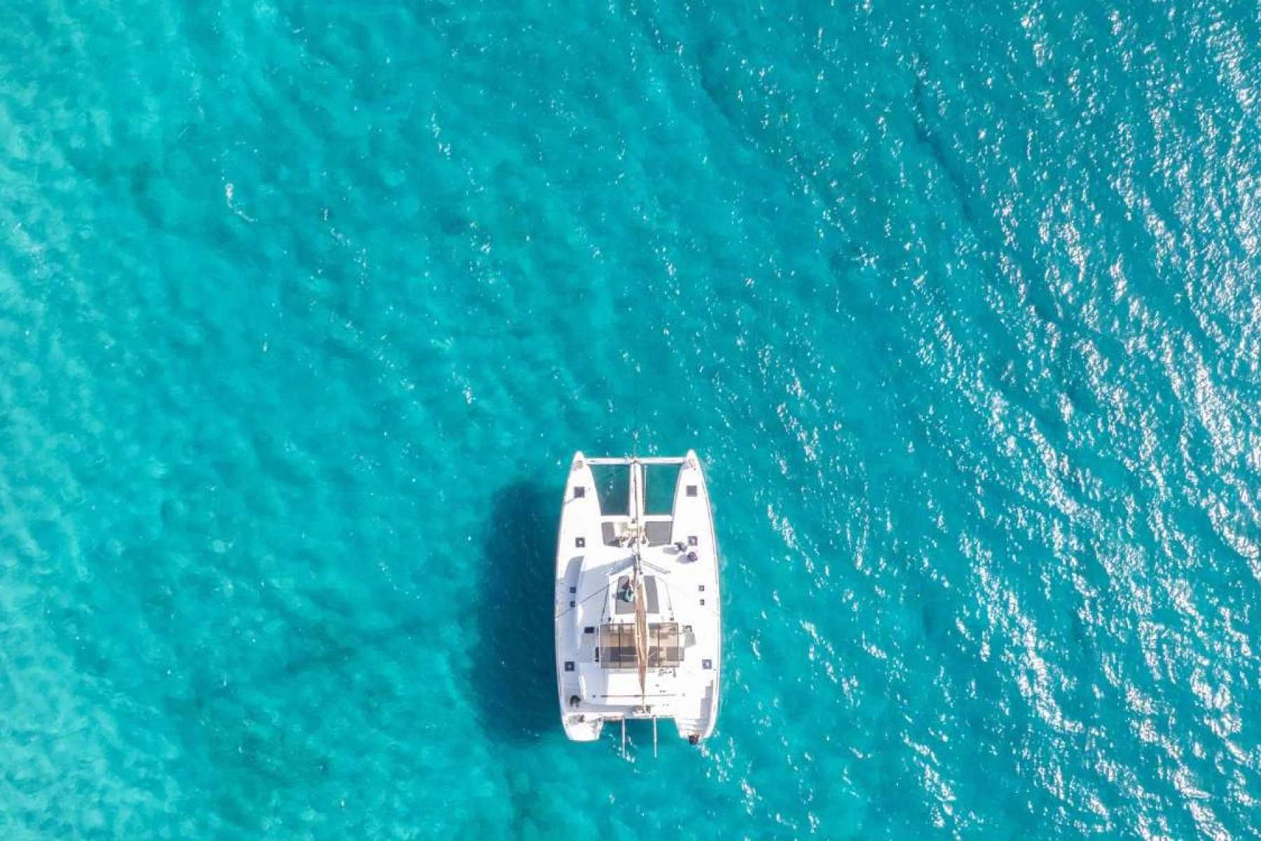 Ejemplo de turismo responsable en Fuerteventura; Magic & Sailing reduce residuos plásticos en sus tours