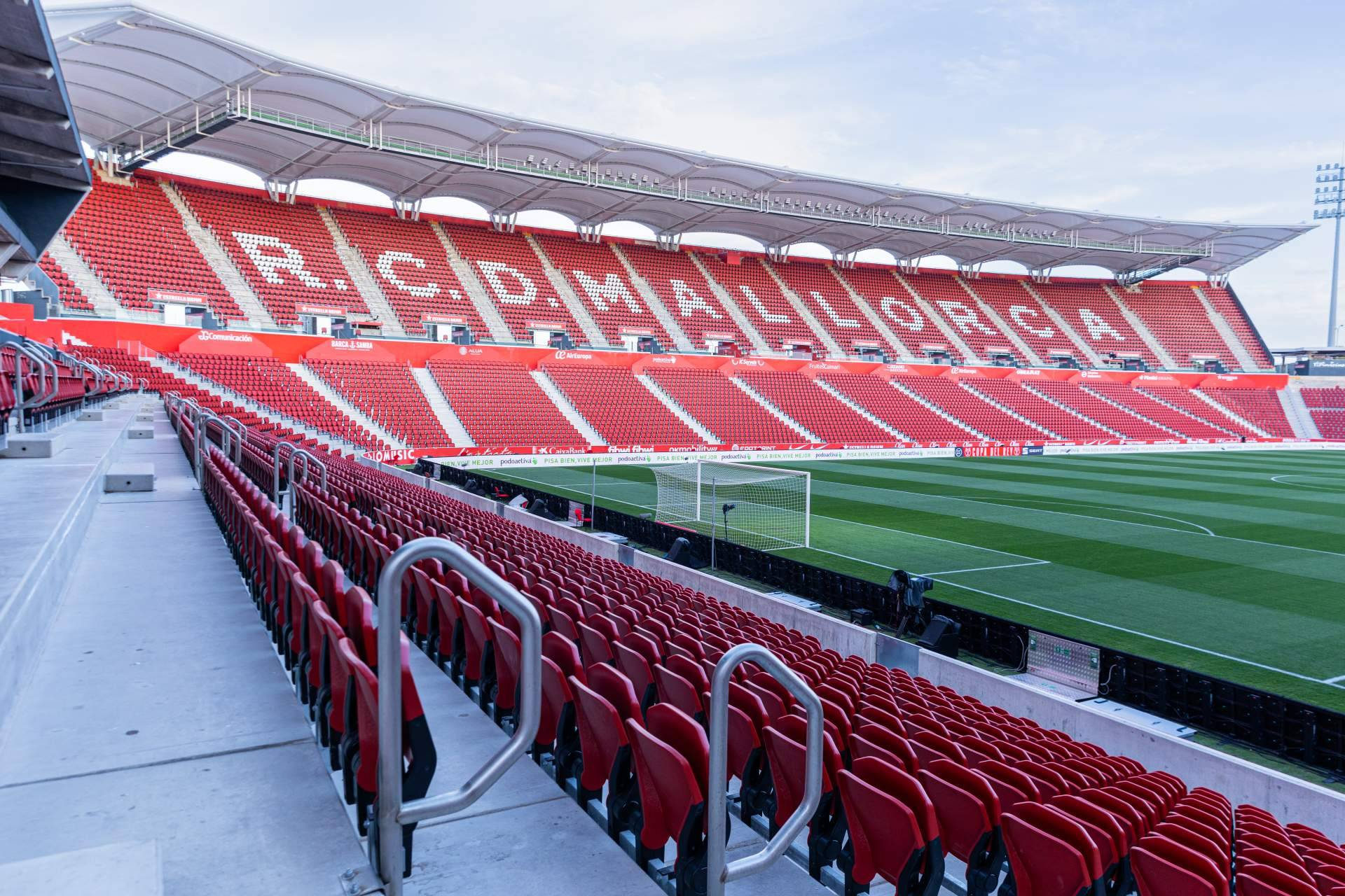 España se llena de 'turistas futboleros'; más de 15.000 visitas a estadios en lo que va de verano